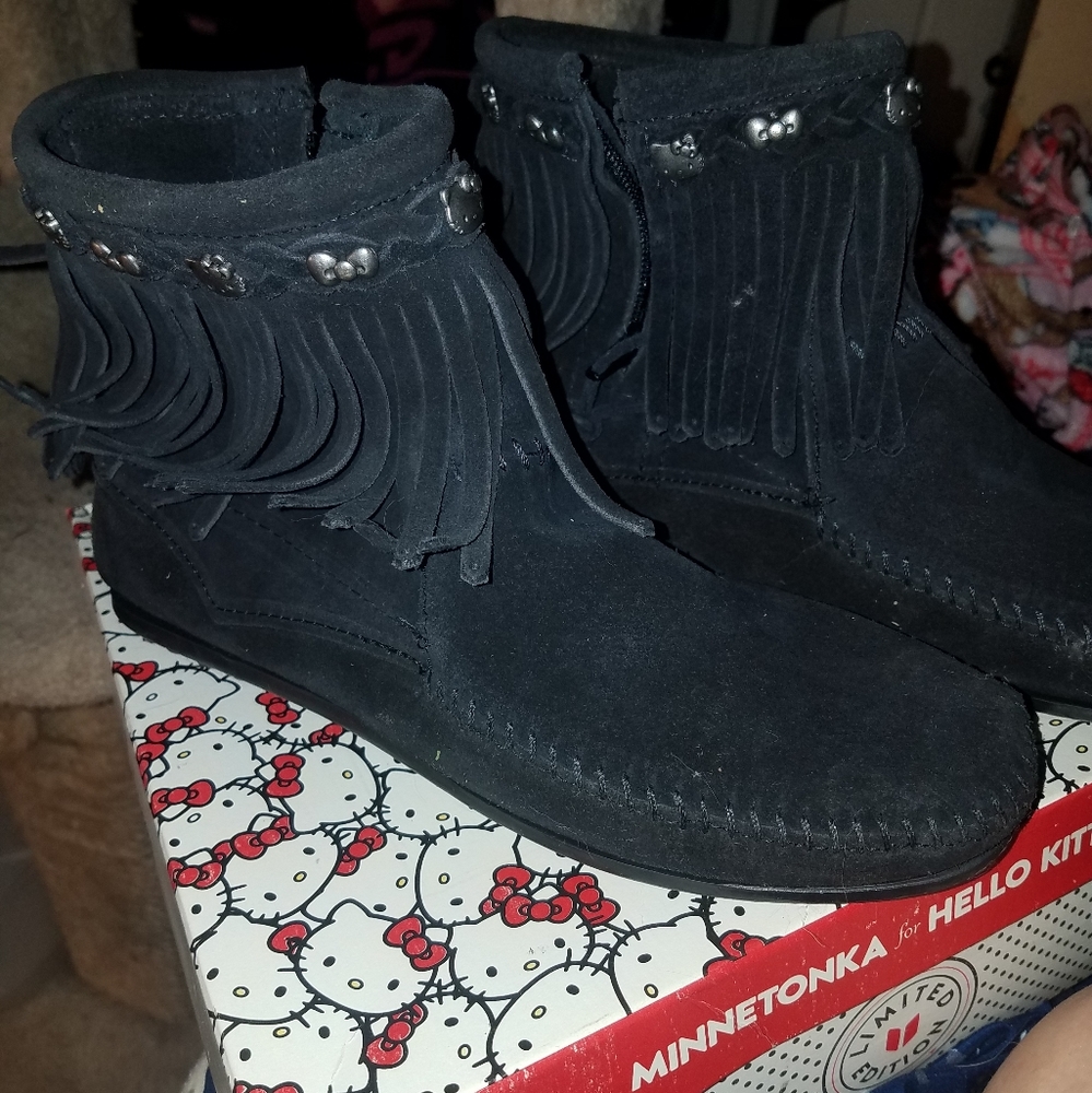 Minnetonka for Hello Kitty fringe boot